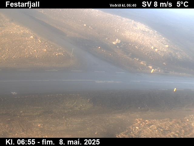 Click for full screen live camera. Festarfjall niður á veg