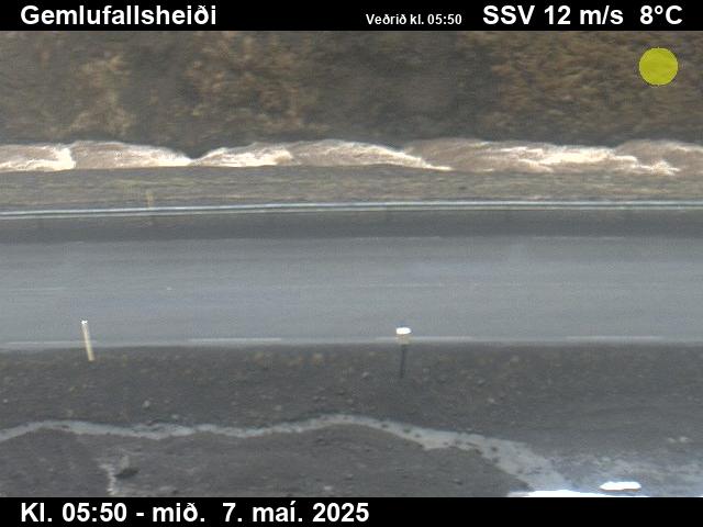 Click for full screen live camera. Gemlufallsheiði séð niður á veg