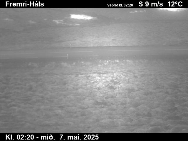Click for full screen live camera. Hálsar séð niður á veg