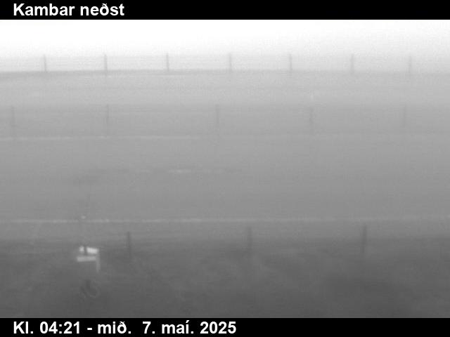Click for full screen live camera. Kambar neðst séð niður á veg