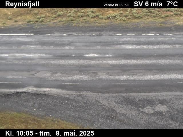 Click for full screen live camera. Reynisfjall séð niður á veg