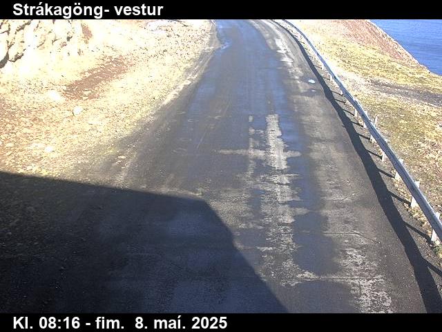 Click for full screen live camera. Strákagöng séð niður á veg til vesturs
