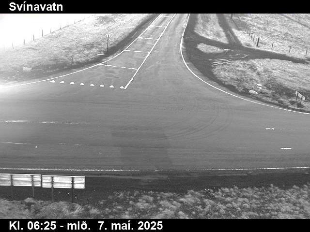 Click for full screen live camera. Svínavatn niður á veg