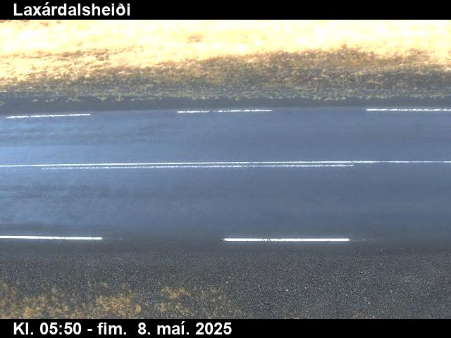 Click for full screen live camera. Þverárfjallsvegur á Laxárdalsheiði séð niður á veg