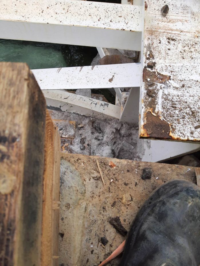 Efri biti brúarinnar stöðvast á festingu neðri hluta hennar. Það þýðir að brúin hefur gengið um 220 cm til hliðar.
