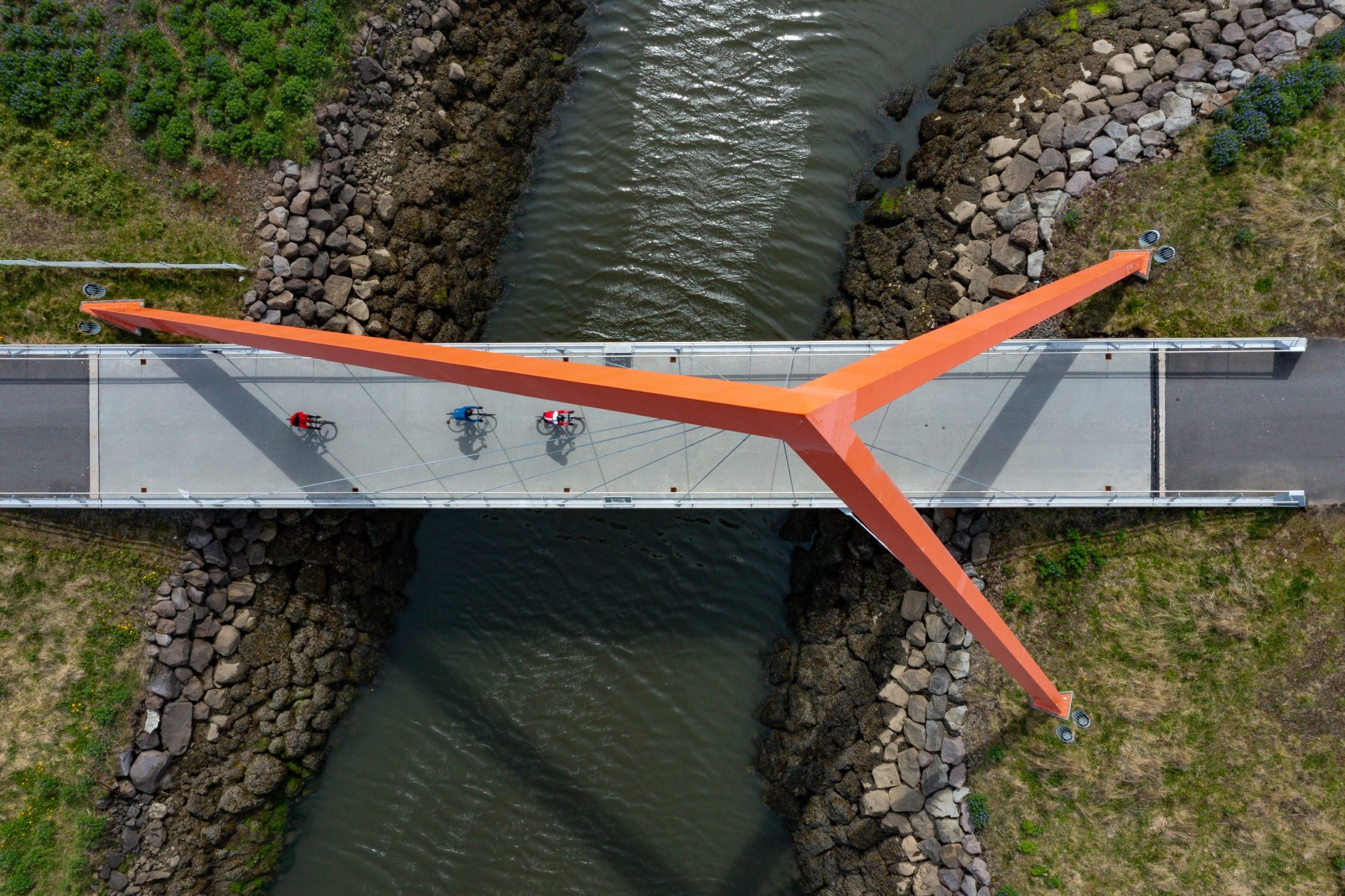 Loftmynd af göngu- og hjólabrú yfir Elliðaárósar.