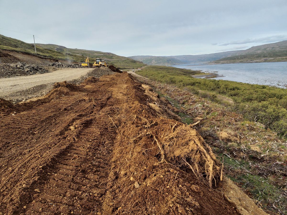 Svarðlagi í vegsvæðinu var flett af og verður sett aftur í vegfláa.