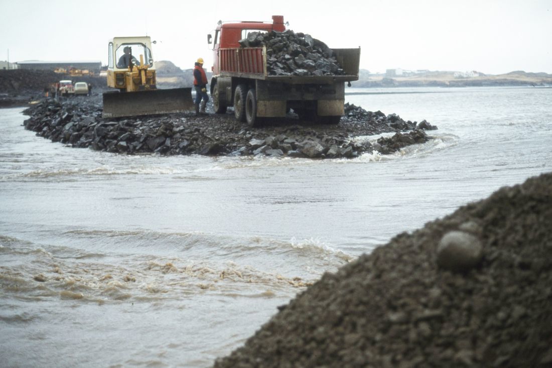 Unnið við smíði Borgarfjarðarbrúar. XIII 50 Borgarfjarðarbrú – blá mappa 1