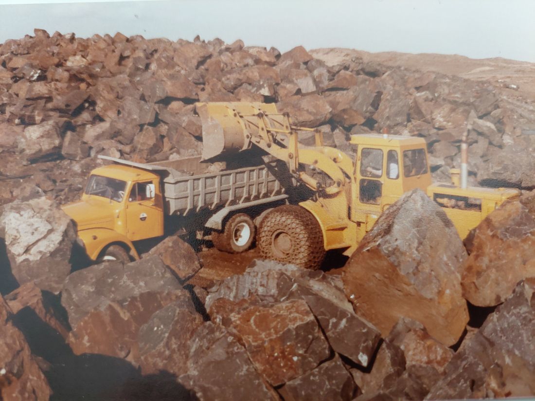 Grjótnám í Borgarnesi vegna vegar yfir Borgarfjörð.
Grjótnám í Borgarnesi vegna vegar yfir Borgarfjörð.