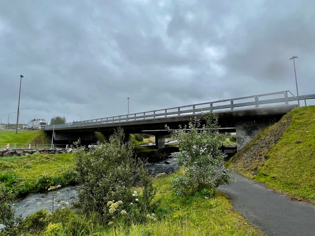 Hér sést nýja vegriðið á brúnni yfir Elliðaárnar á akreininni niður Ártúnsbrekku.
