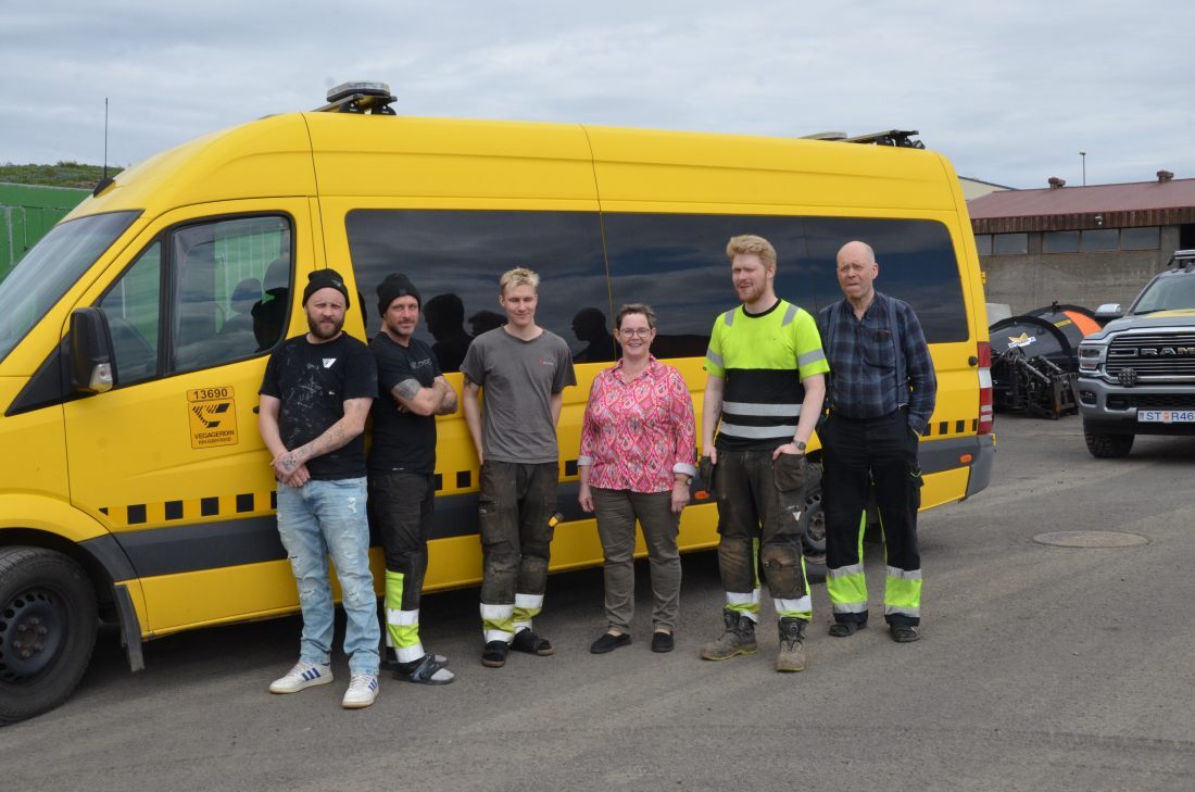 Hrefna með hluta af brúarvinnuflokknum sínum. F.v. Garðar Ingvarsson, Liam John Michael Killa og Guðmundur Ísak Pálsson, Hrefna, Birgir Þór Brynjarsson og Kári Gunnarsson.
