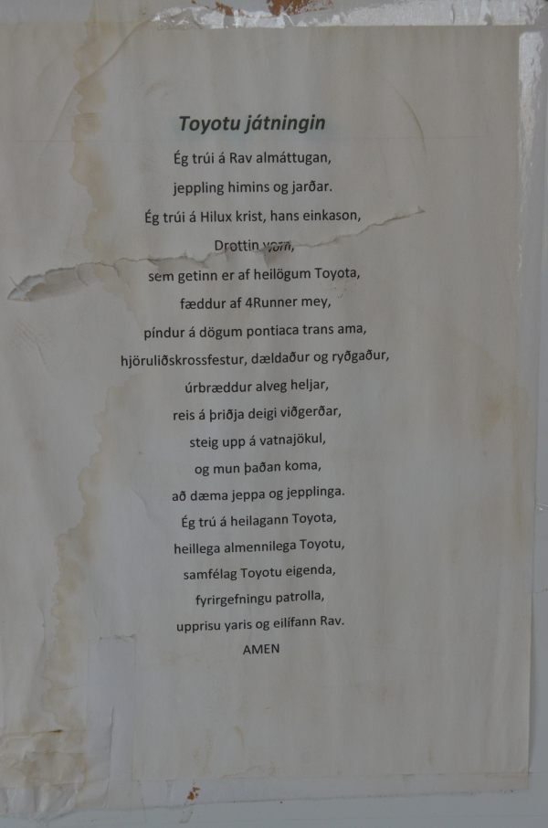 Toyotabænin hangir á ísskápnum í eldhúsinu hjá Hrefnu.
