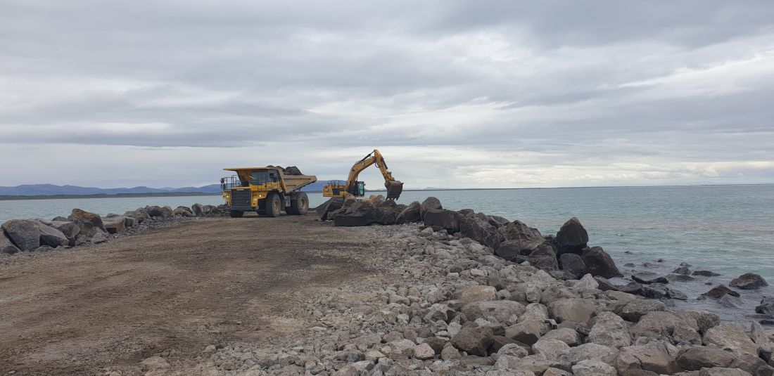 Unnið að lengingu Suðurvarargarðs í júní 2022.