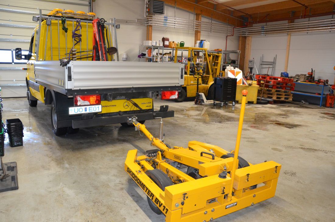 Veggripsmælarnir eru festir aftan í bíl og síðan er ekið af stað. Sérstöku mælihjóli undir ákveðnu álagi er slakað niður þegar bíllinn er á ferð og við það fæst úr mæligildi.
