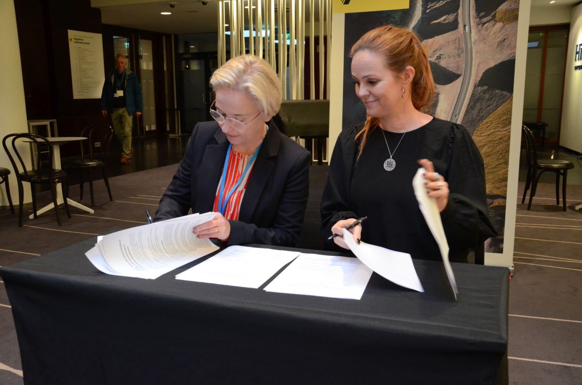 Bergþóra Þorkelsdóttir og Íris Róbertsdóttir skrifa undir samninginn