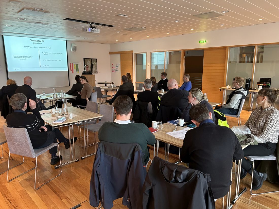 Frá fundi á Egilsstöðum. Bergþóra Þorkelsdóttir, forstjóri Vegagerðarinnar, ræðir við hópinn.