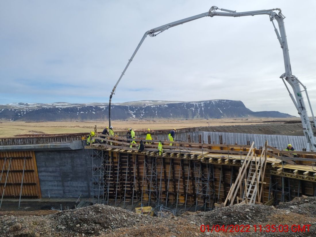 Unnið að undirgöngum og brú við Kotströnd.