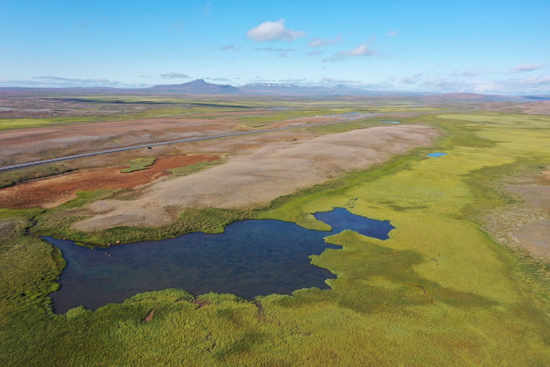 Jökulalda við þjóðveg 85. Sjá má dökkan jeppa við veginn til viðmiðunar. Horft til norðurs. Mælifell, Kistufell og Syðri-Hágangur í fjarska.
