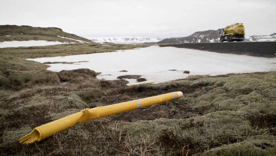 Stikur liggja víða meðfram vegum eftir veturinn.