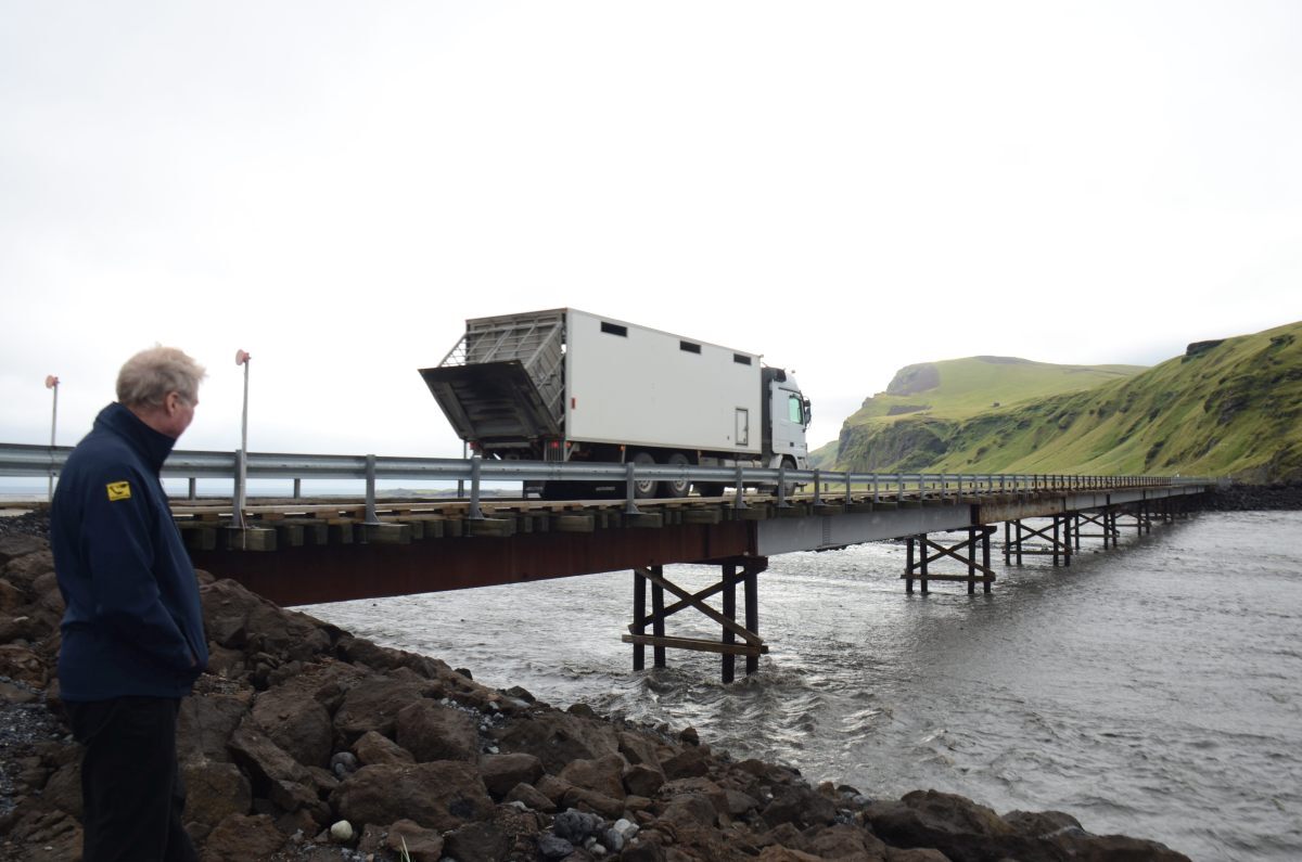 Skilti sem segir frá byggingu bráðabrigðabrúarinnar yfir Múlakvísl og flóðinu sem tók gömlu brúna. Hreinn Haraldsson