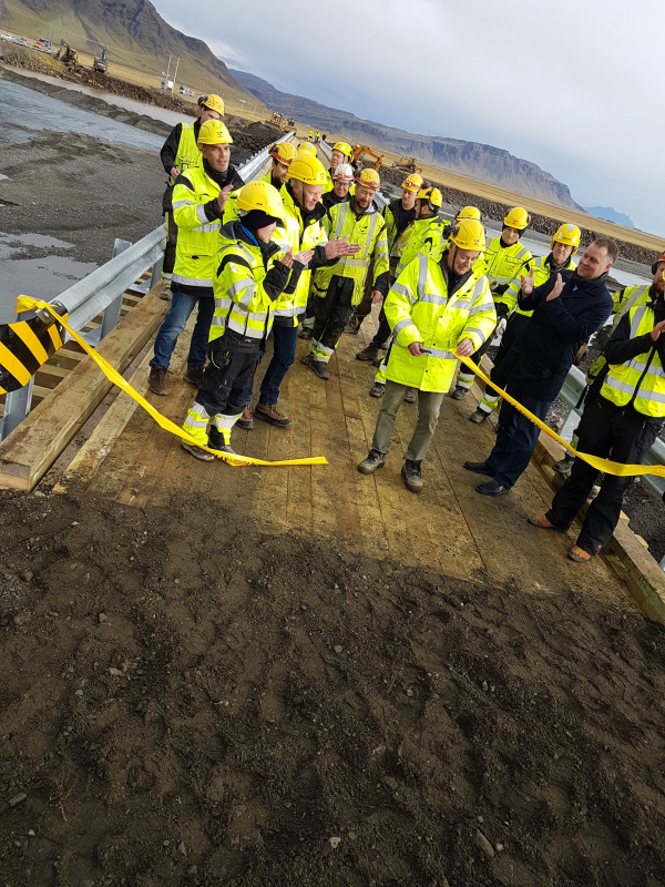 Brúarsmíðinni yfir Steinavötn lauk á tæpum fimm dögum.
