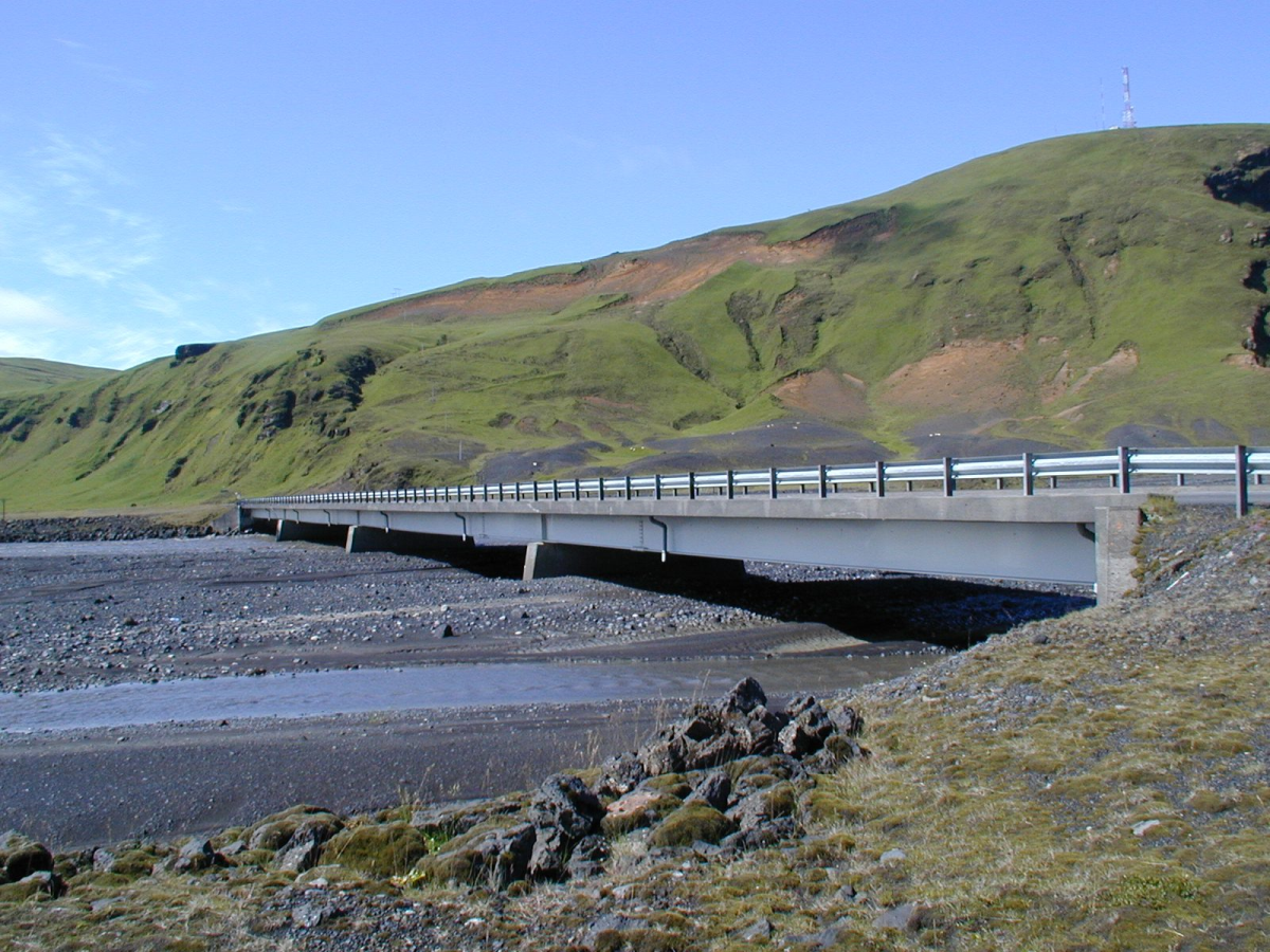 Malarefni hafði safnast upp í farveginum undir brúnni yfir Múlakvísl.