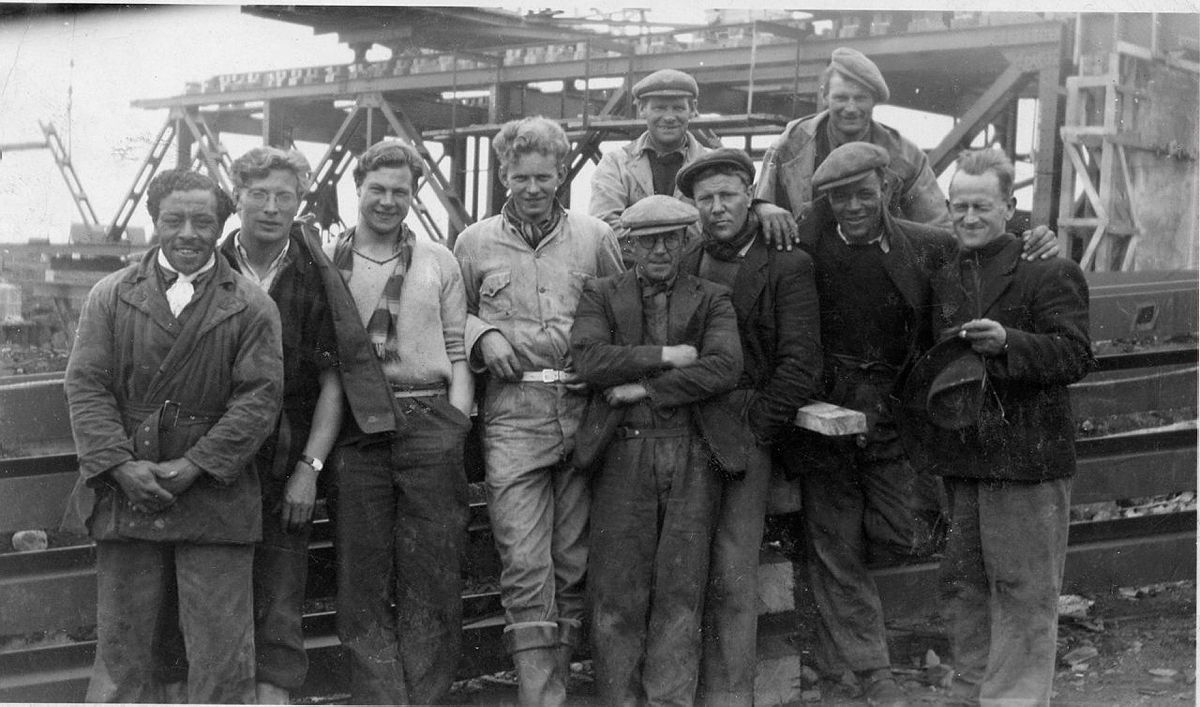 Hópur starfsmanna við brúargerð yfir Þjórsá kringum 1949.