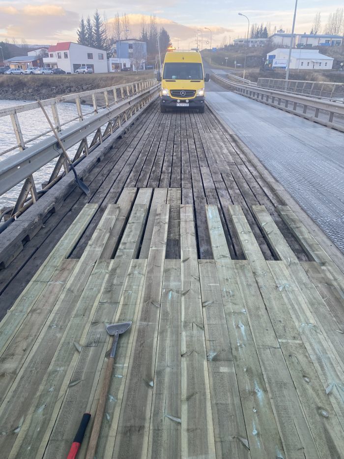 Skipta þurfti út slitgólfi á Lagarfljótsbrúnni og setja járnmottur yfir.
