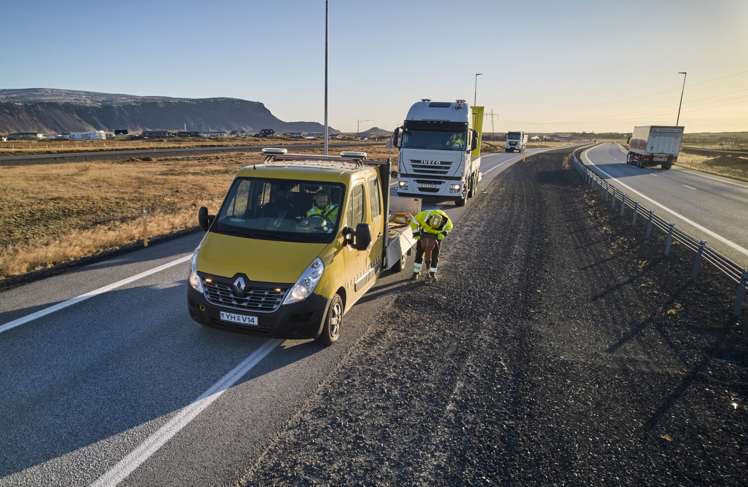 Skipt um stikur á Suðurlandsvegi