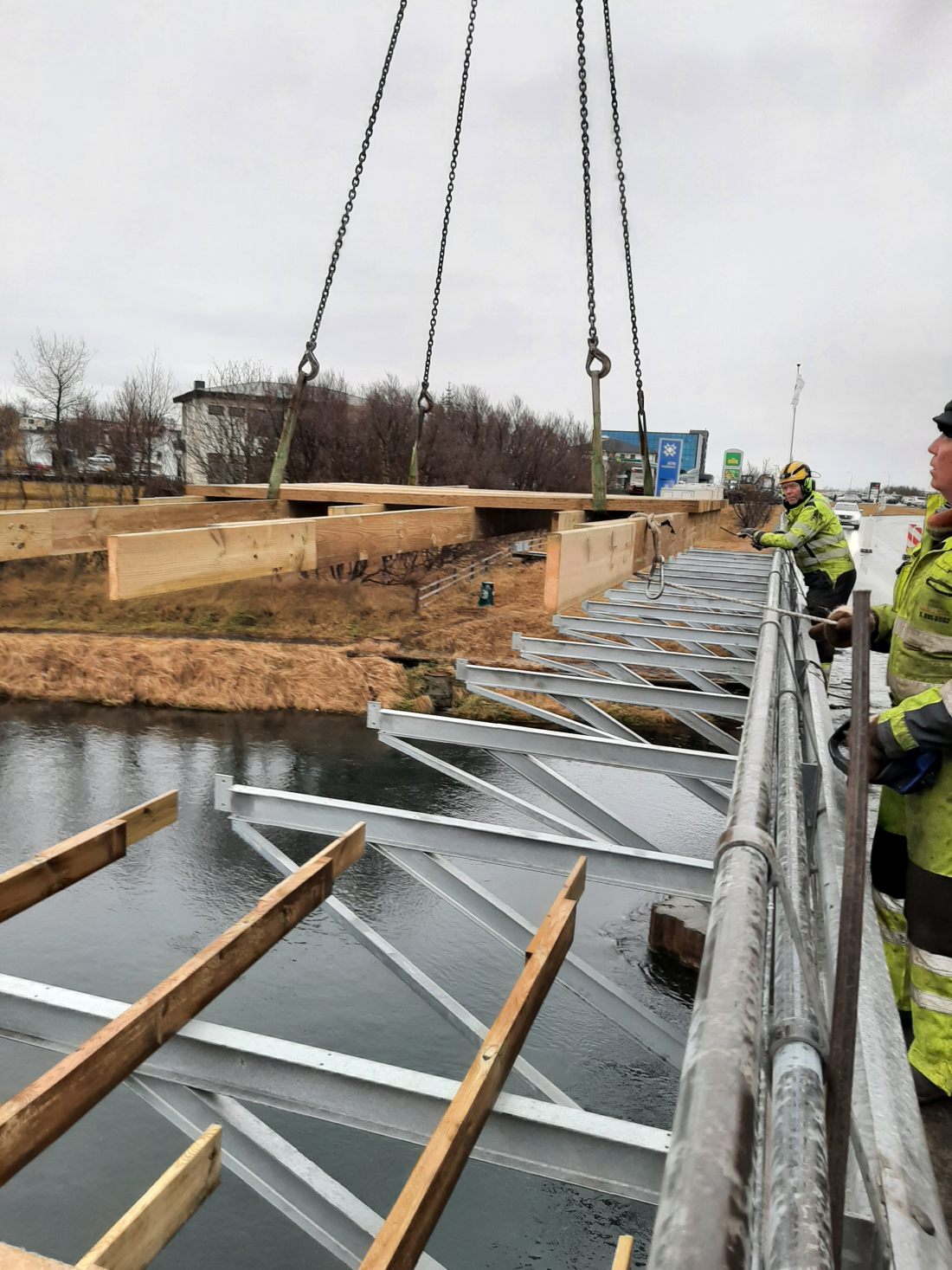 Flekar sem mynda brúargólfir hífðir á stálknektana.