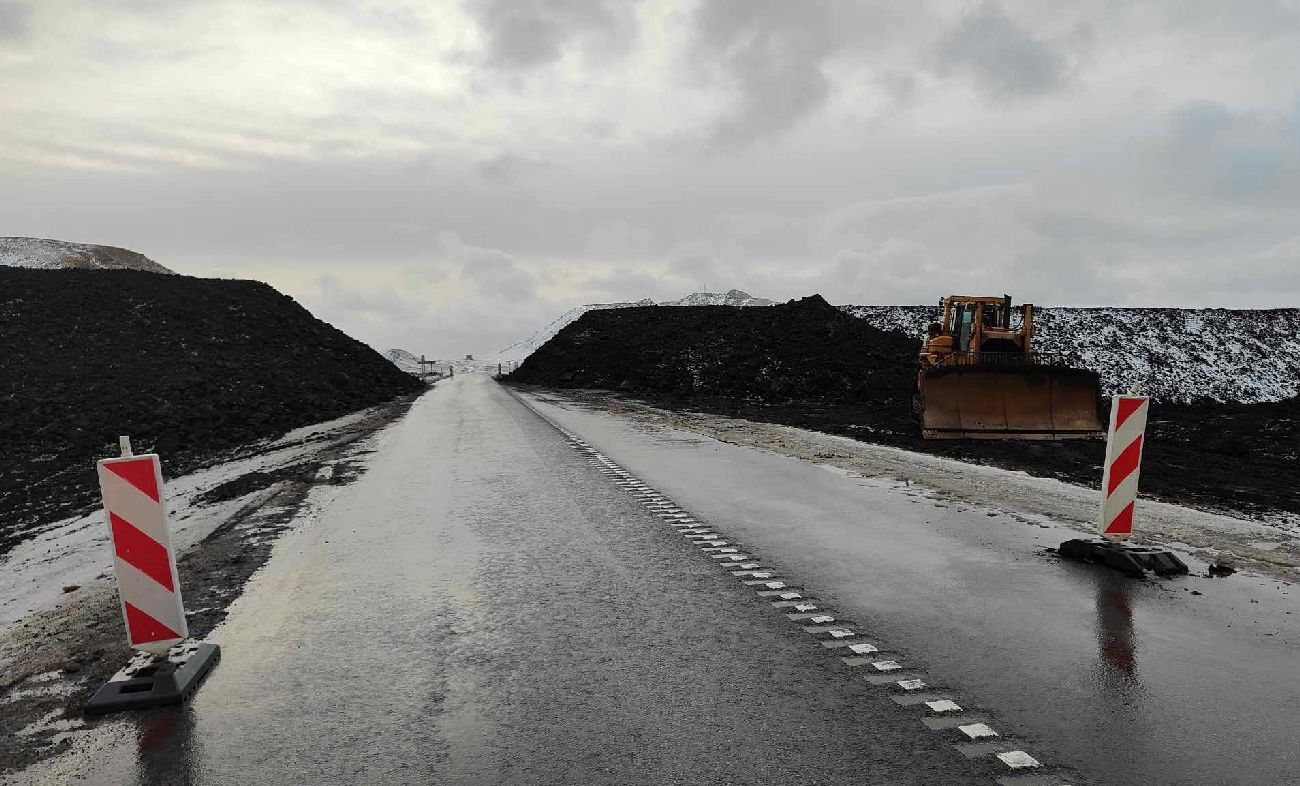 Varnargarðurinn nær inn á veginn.
