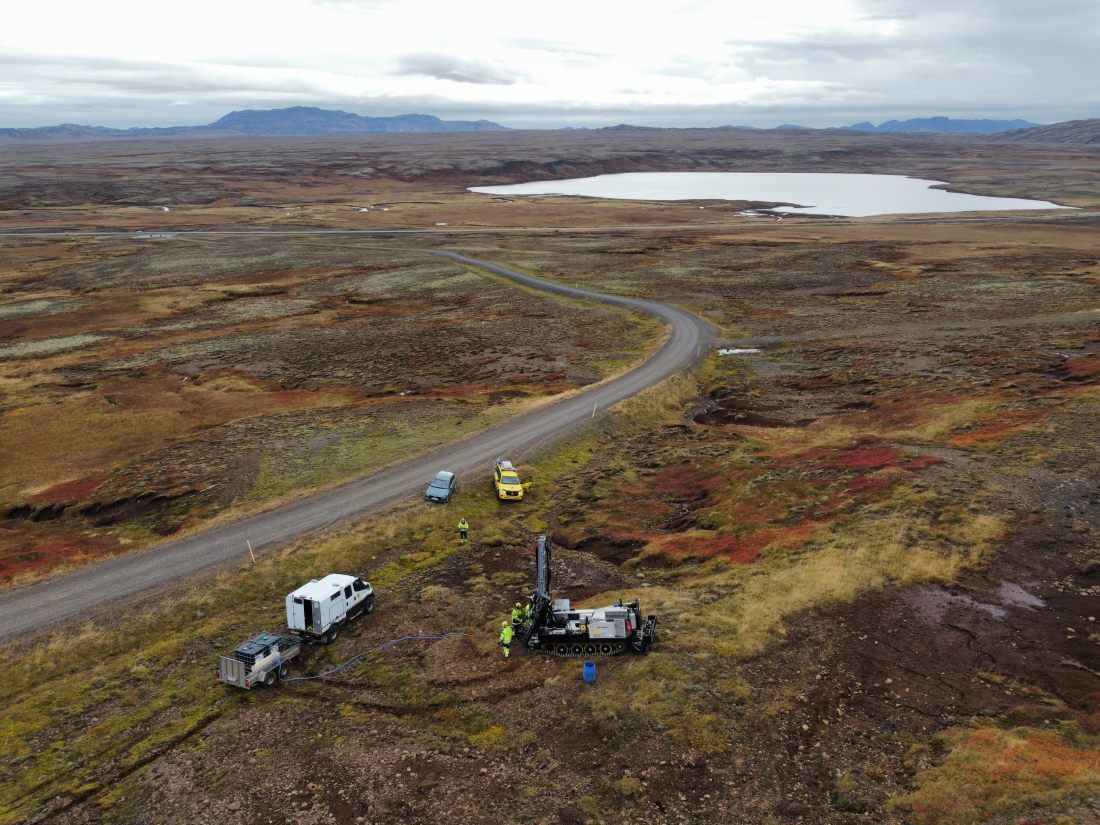 Jarðtæknibíll og nýi jarðtækniborinn við rannsóknir í Skálafelli.