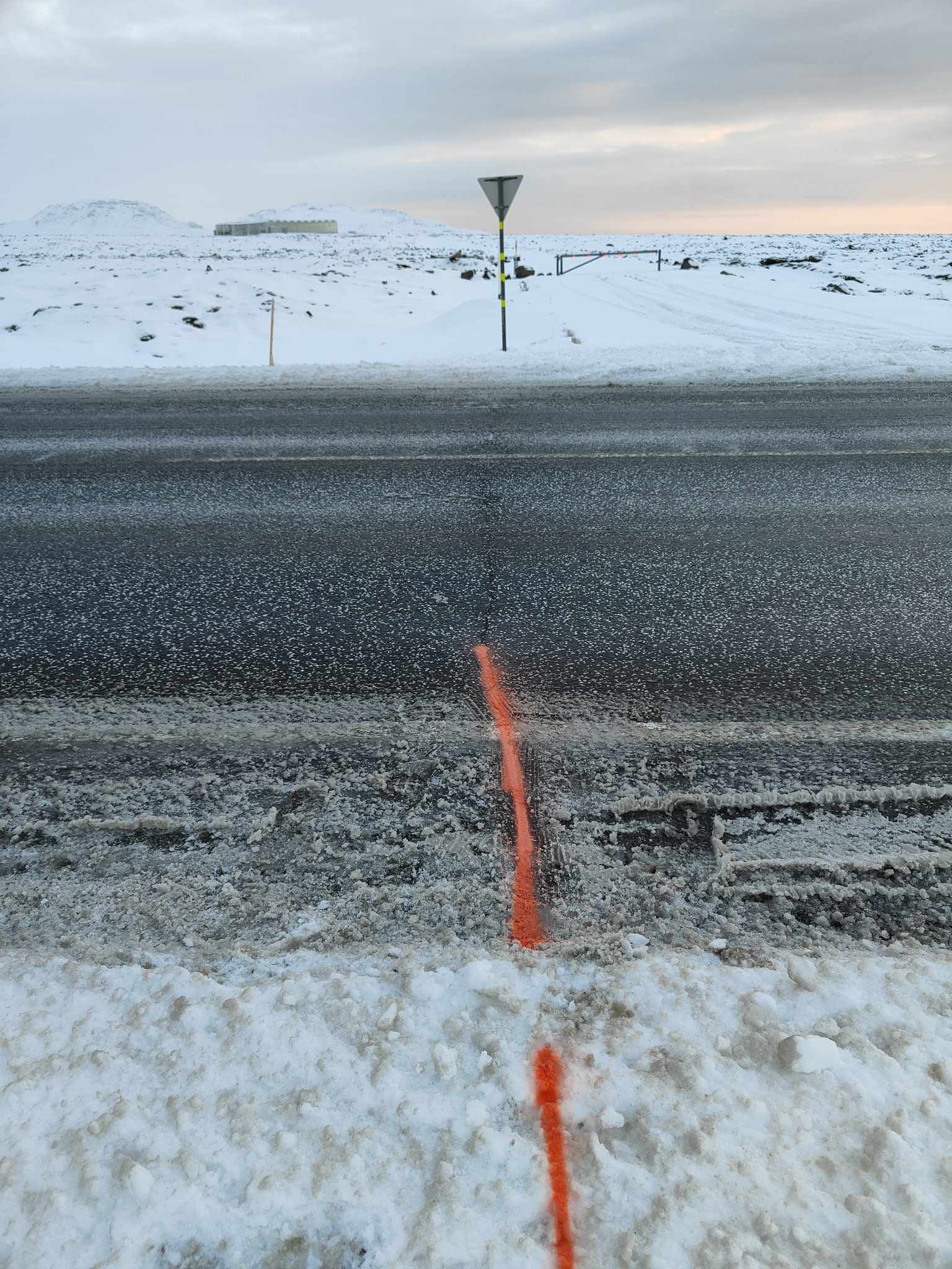 Landriss gætir á Grindavíkurvegi og nokkrar sprungur hafa myndast.