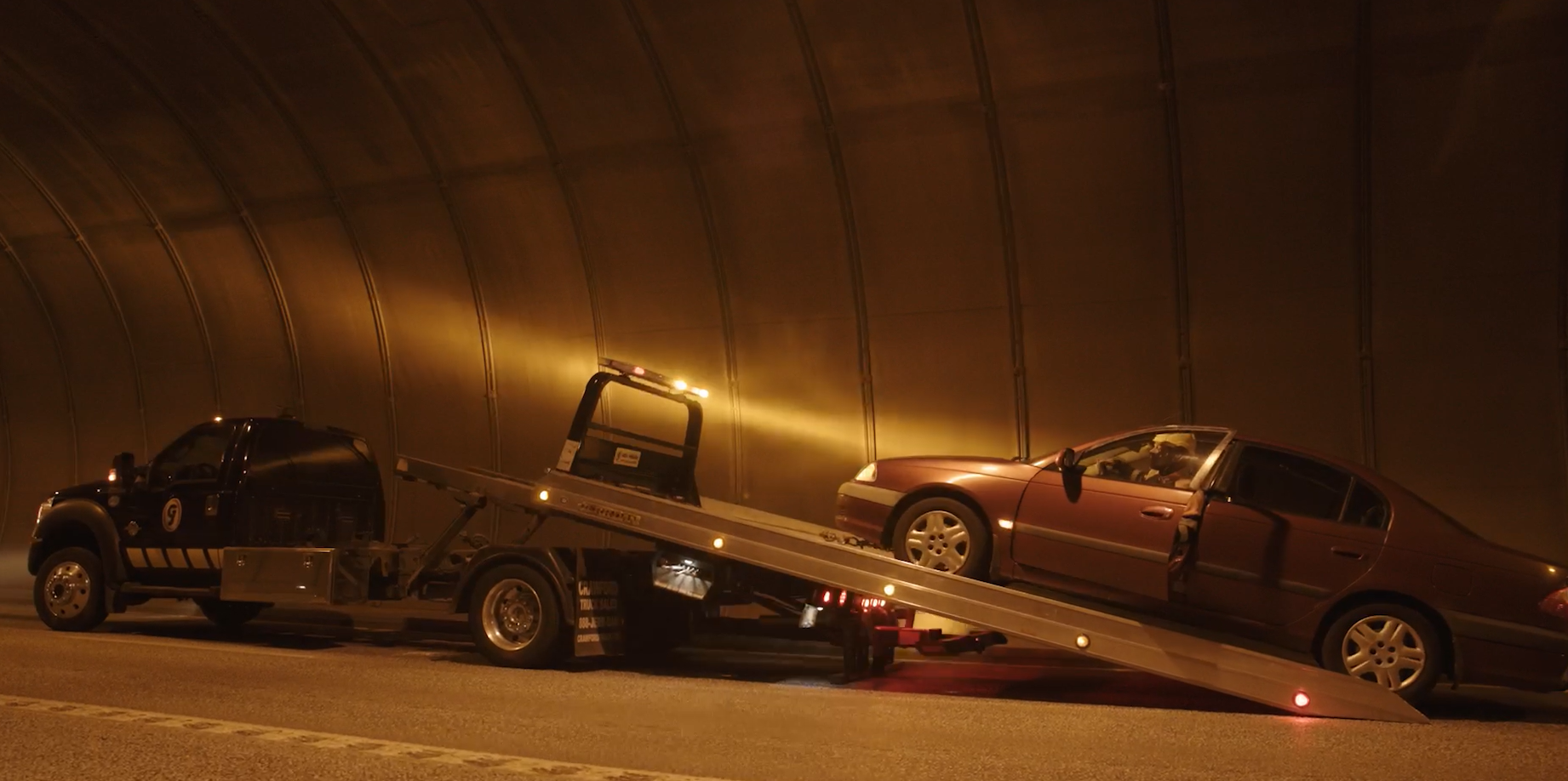 Dráttarbíll er sendur á staðinn til að sækja bíla sem bila í göngunum.