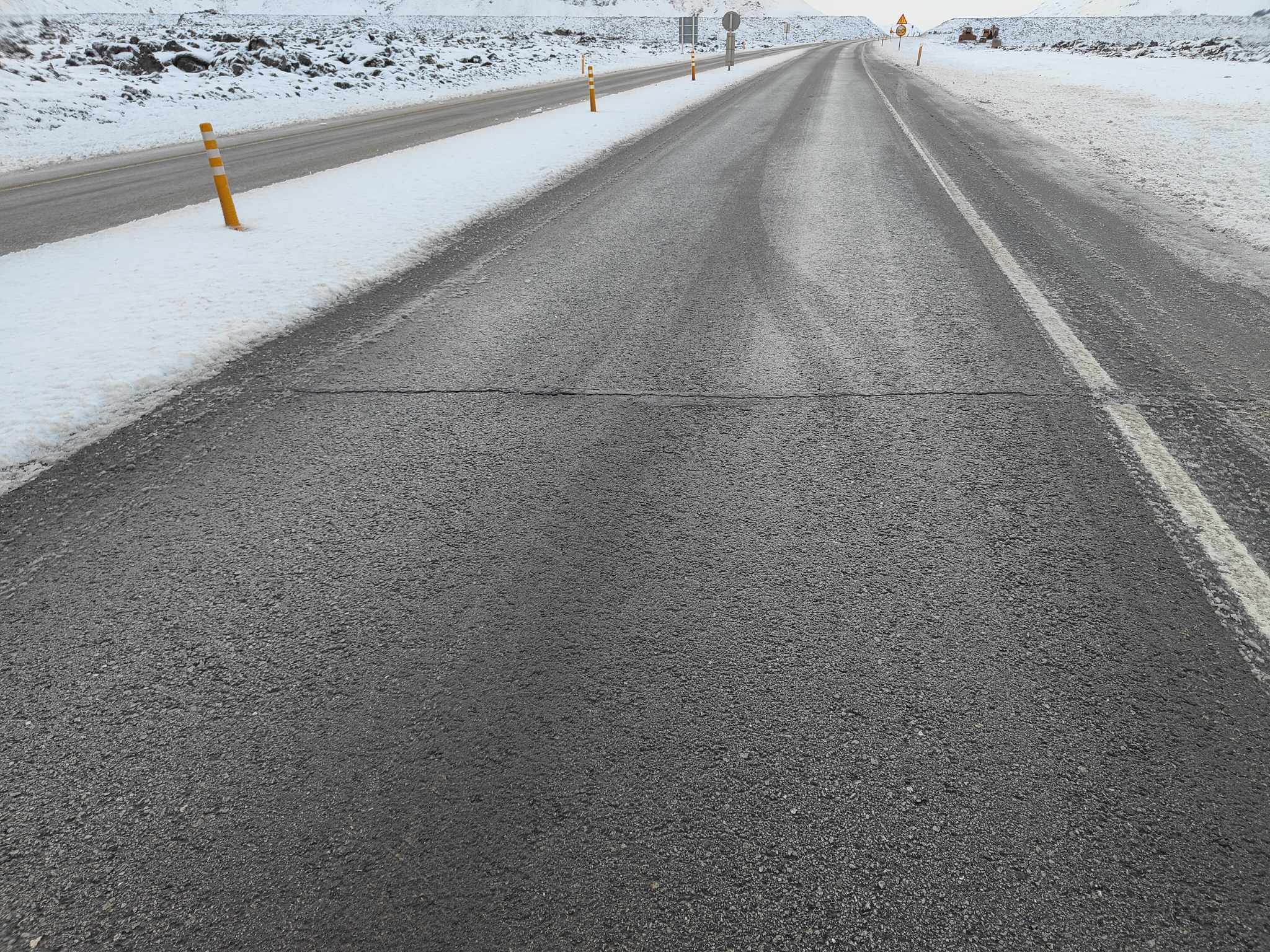 Sprungur hafa myndast nær Grindavík en sést hefur áður.