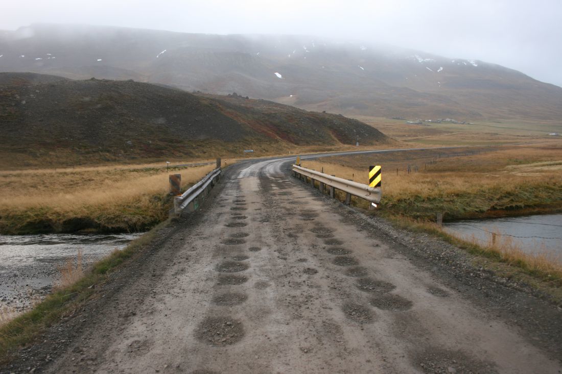 Brúin yfir Vesturhópshólaá. Eins og sést getur vegurinn orðið slæmur yfirferðar