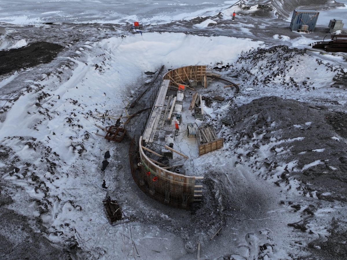 Framkvæmdir við austari landstöpul brúar yfir Hornafjarðarfljót.