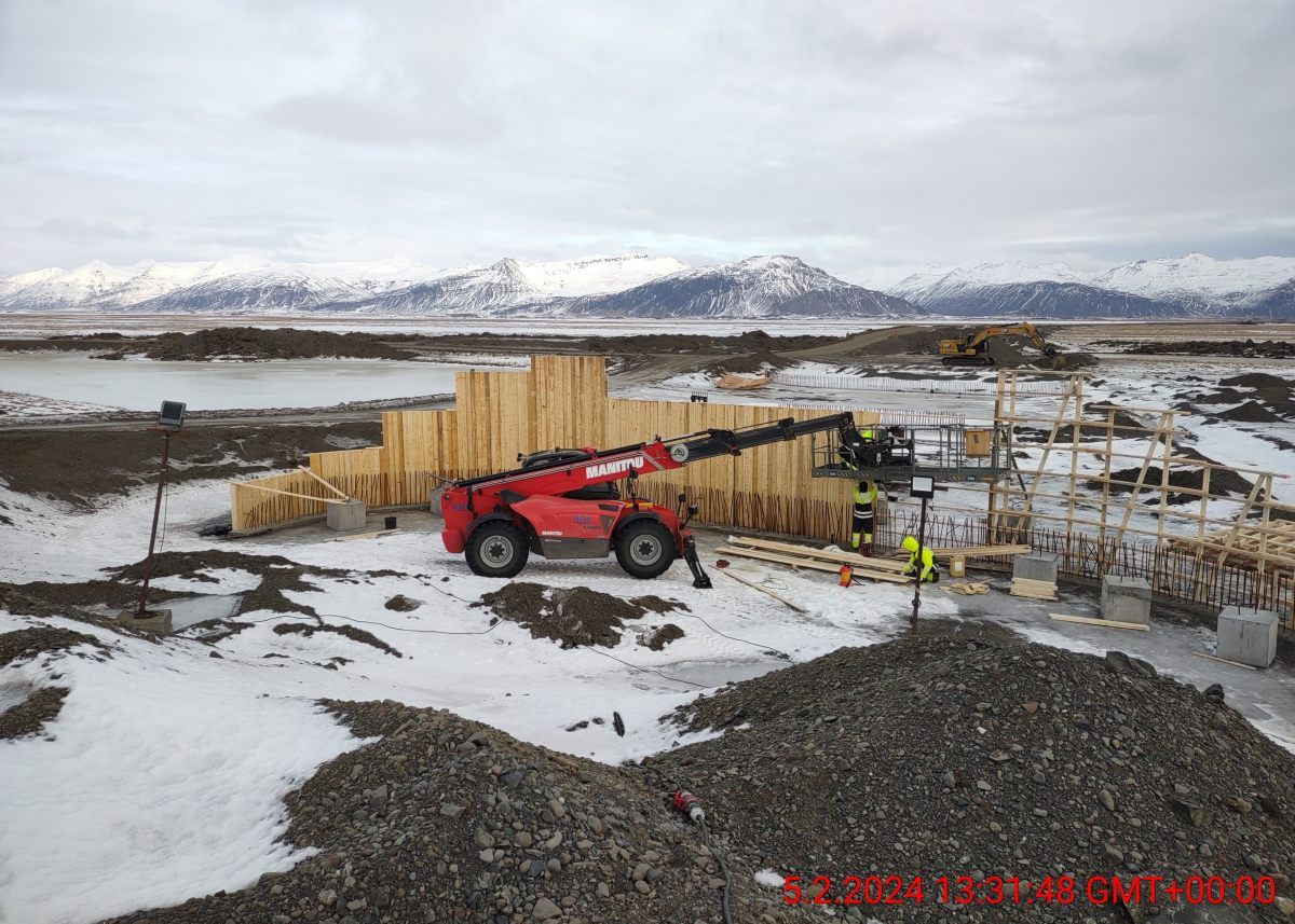 Framkvæmdir við vestari landstöpul brúar yfir Djúpá.