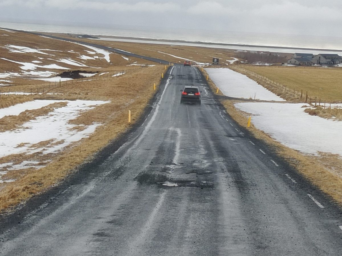 Reynishverfisvegur (215) þarfnast töluverðra viðgerða.