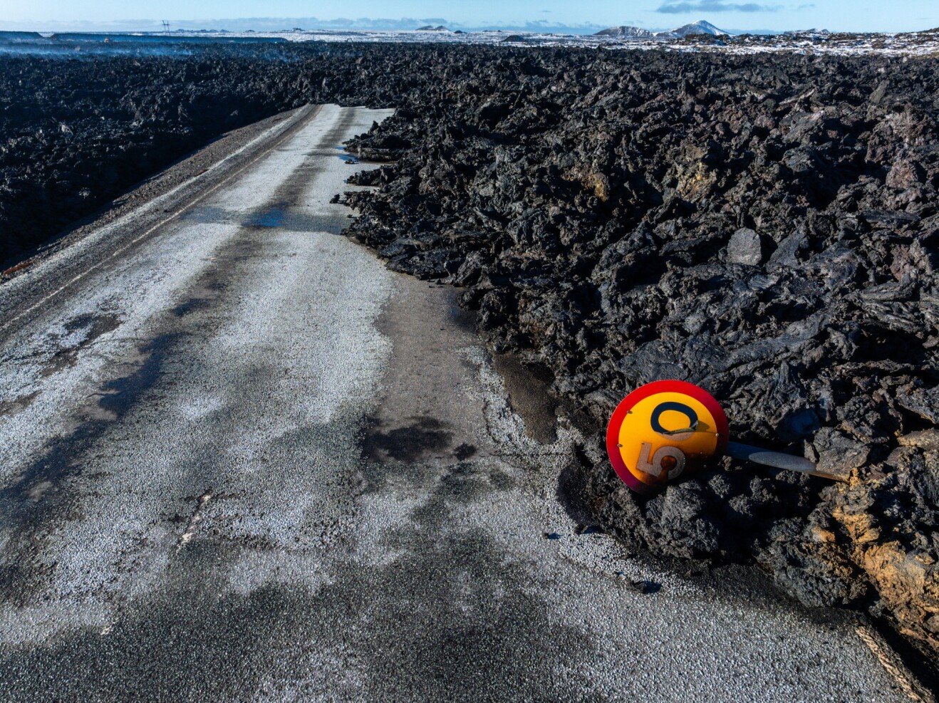 Hraun rann yfir Grindavíkurveg.