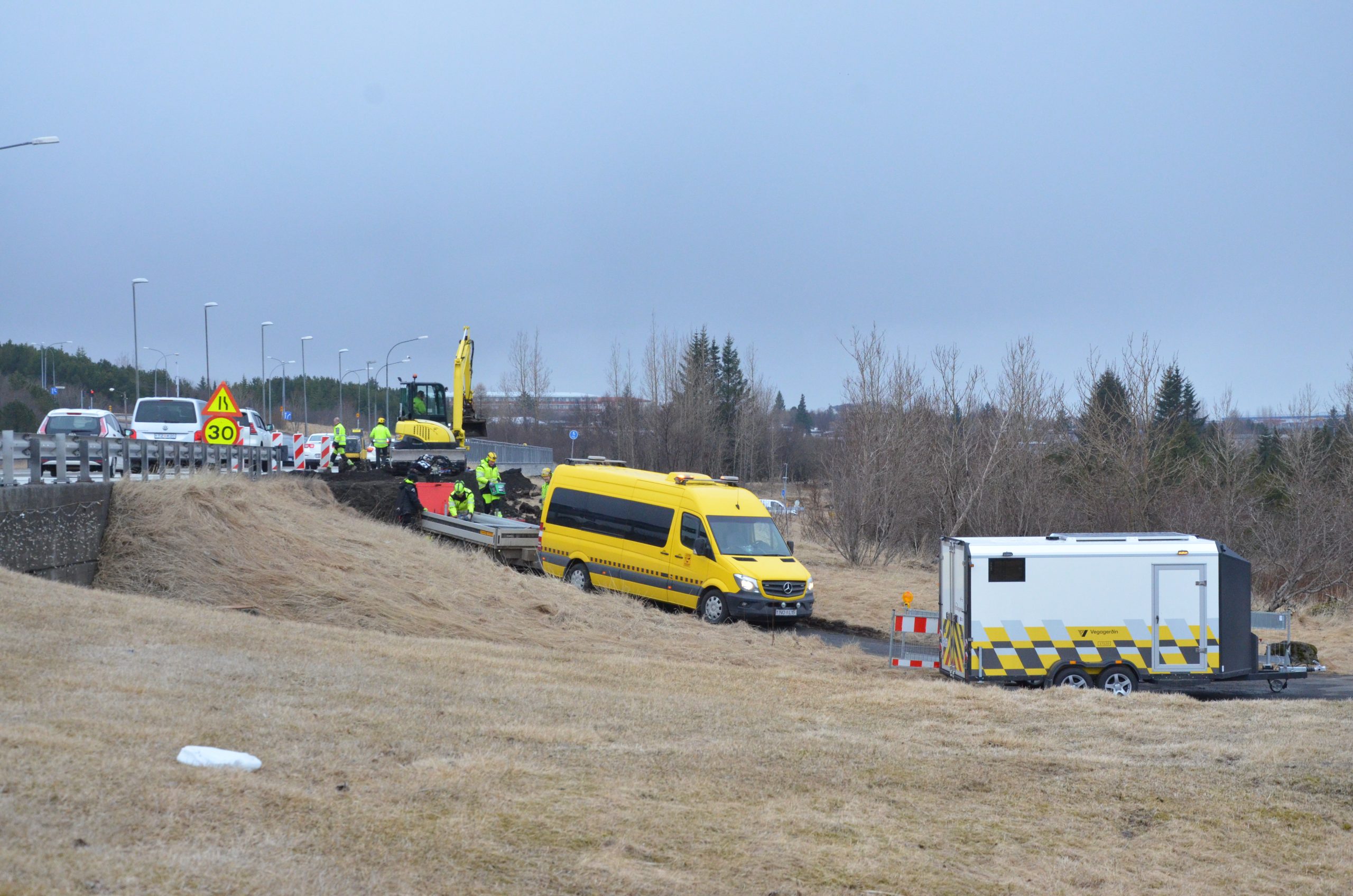 Vinnuflokkar Vegagerðarinnar sjá um viðgerðirnar. 