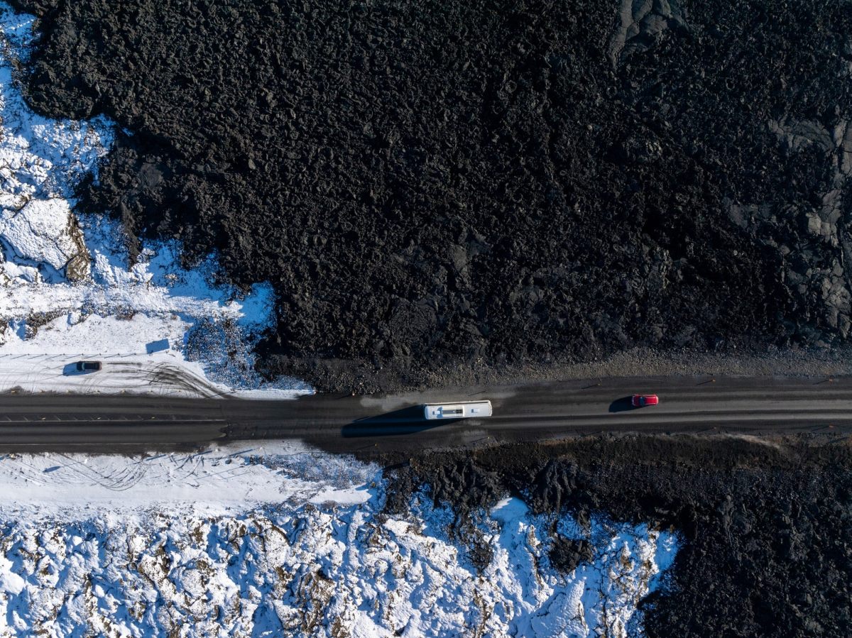 Grindavíkurvegur undir hrauni.