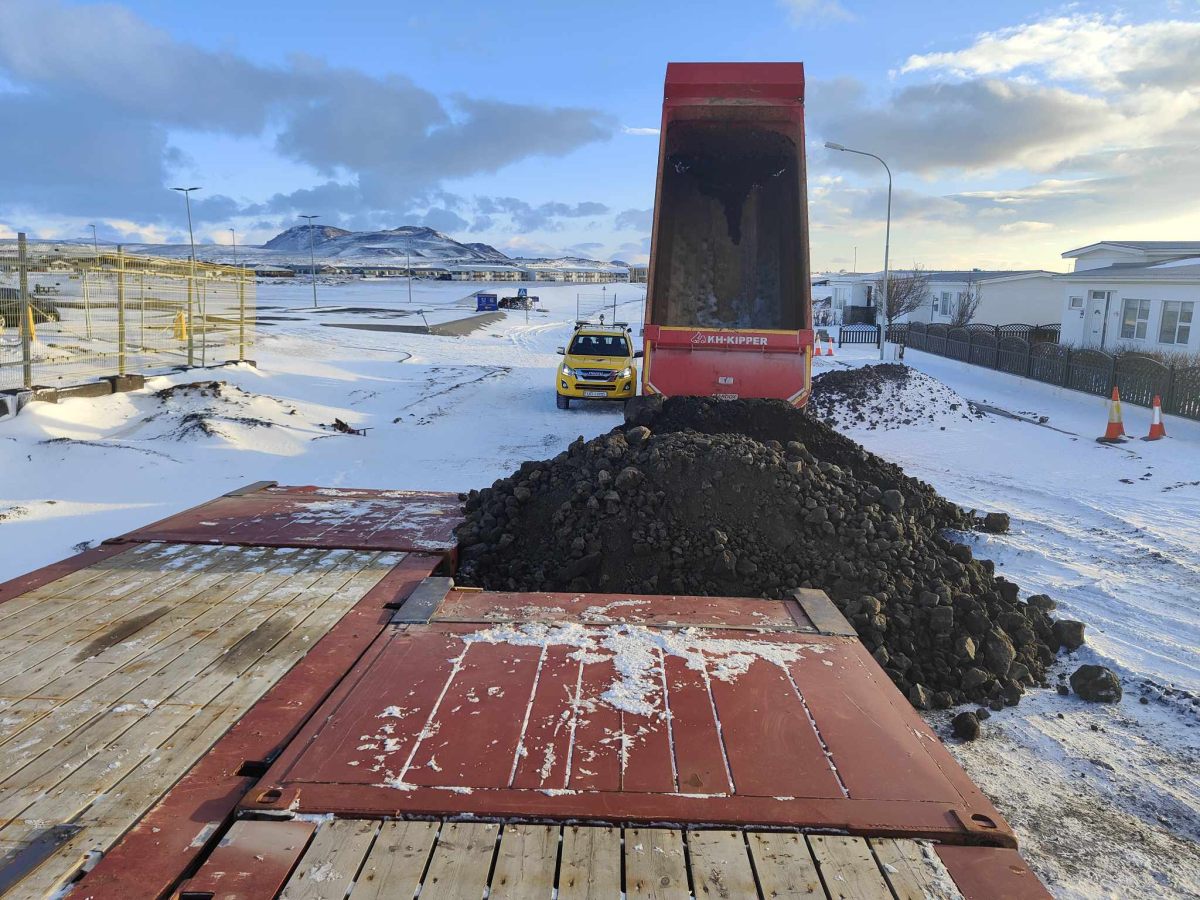 Austurvegur var brúaður með gámafletum.