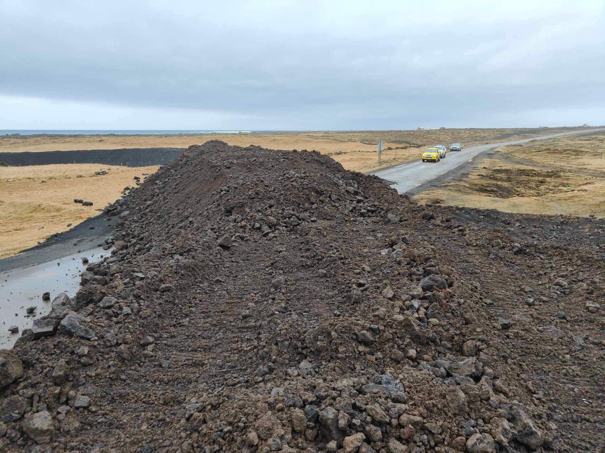 Varnargarður við Grindavík.