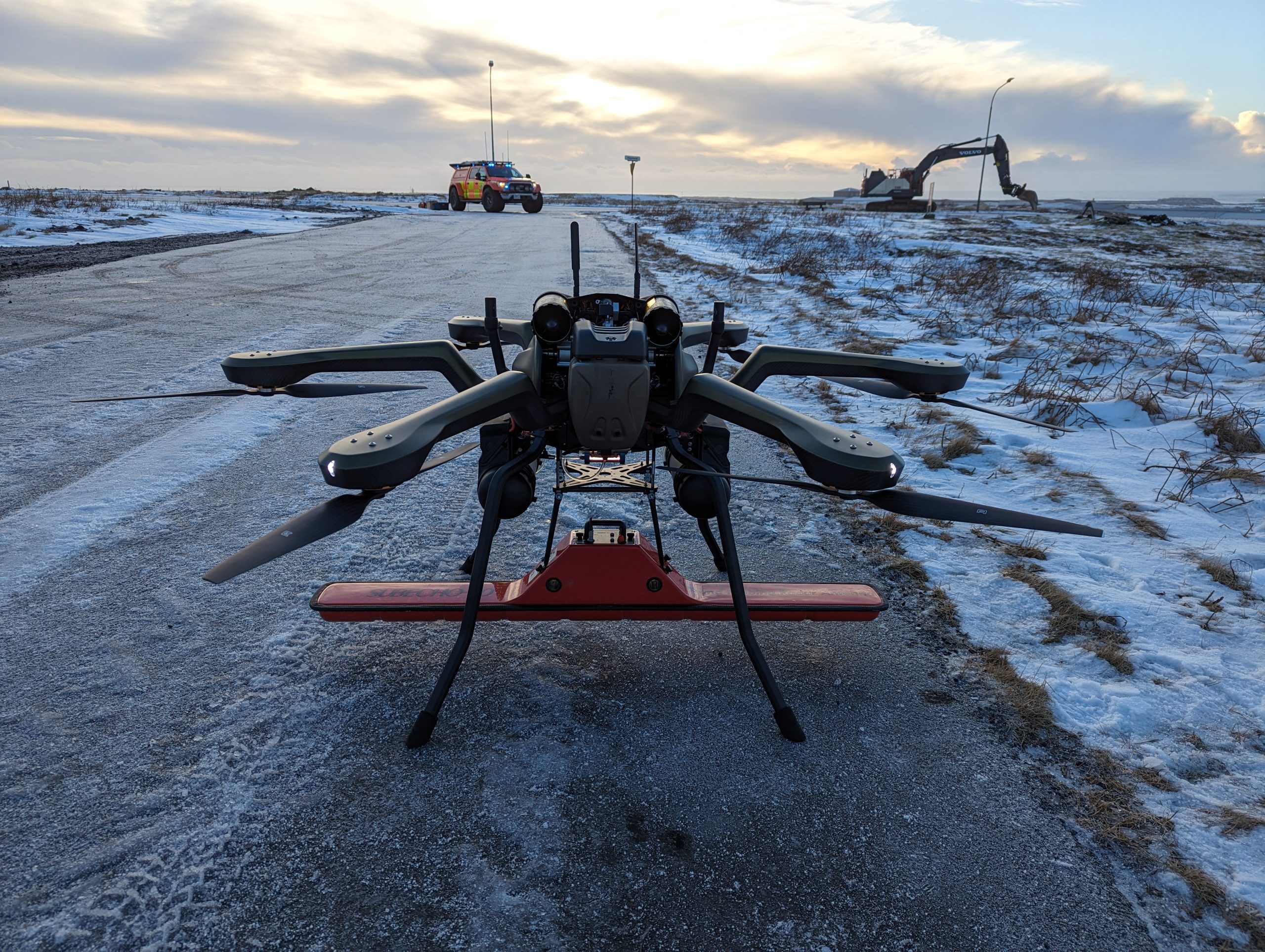 Björgunarsveitarbíll í bakgrunni jarðsjárdrónans. Björgunarsveitirnar voru alltaf til taks ef eitthvað skyldi út af bregða.