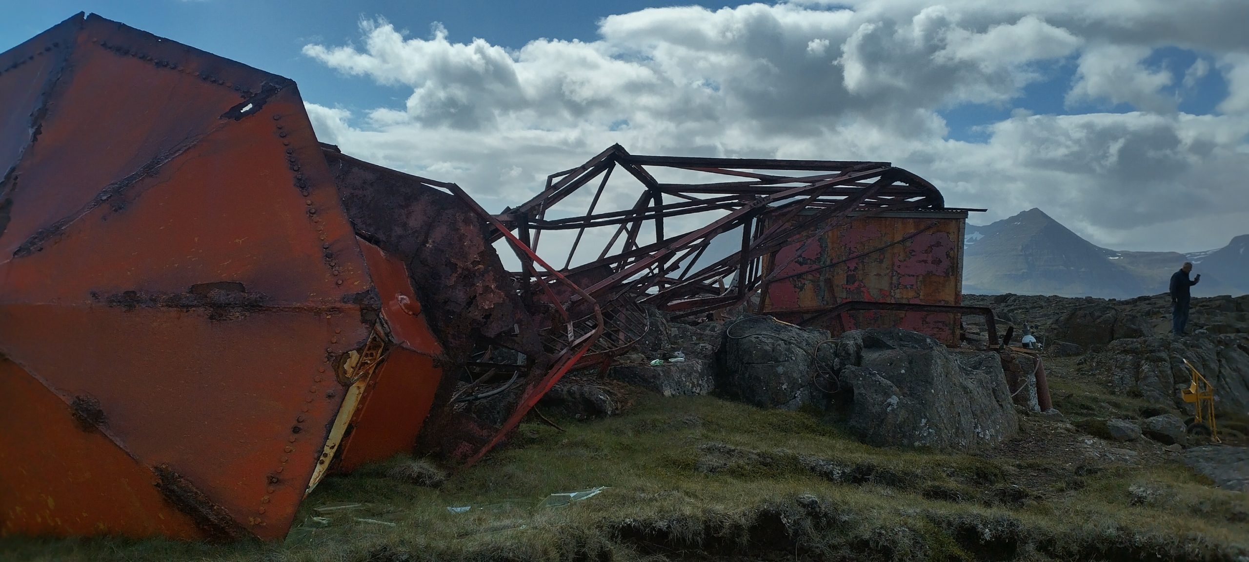 Gjögurviti féll í hvassviðri síðastliðinn vetur.