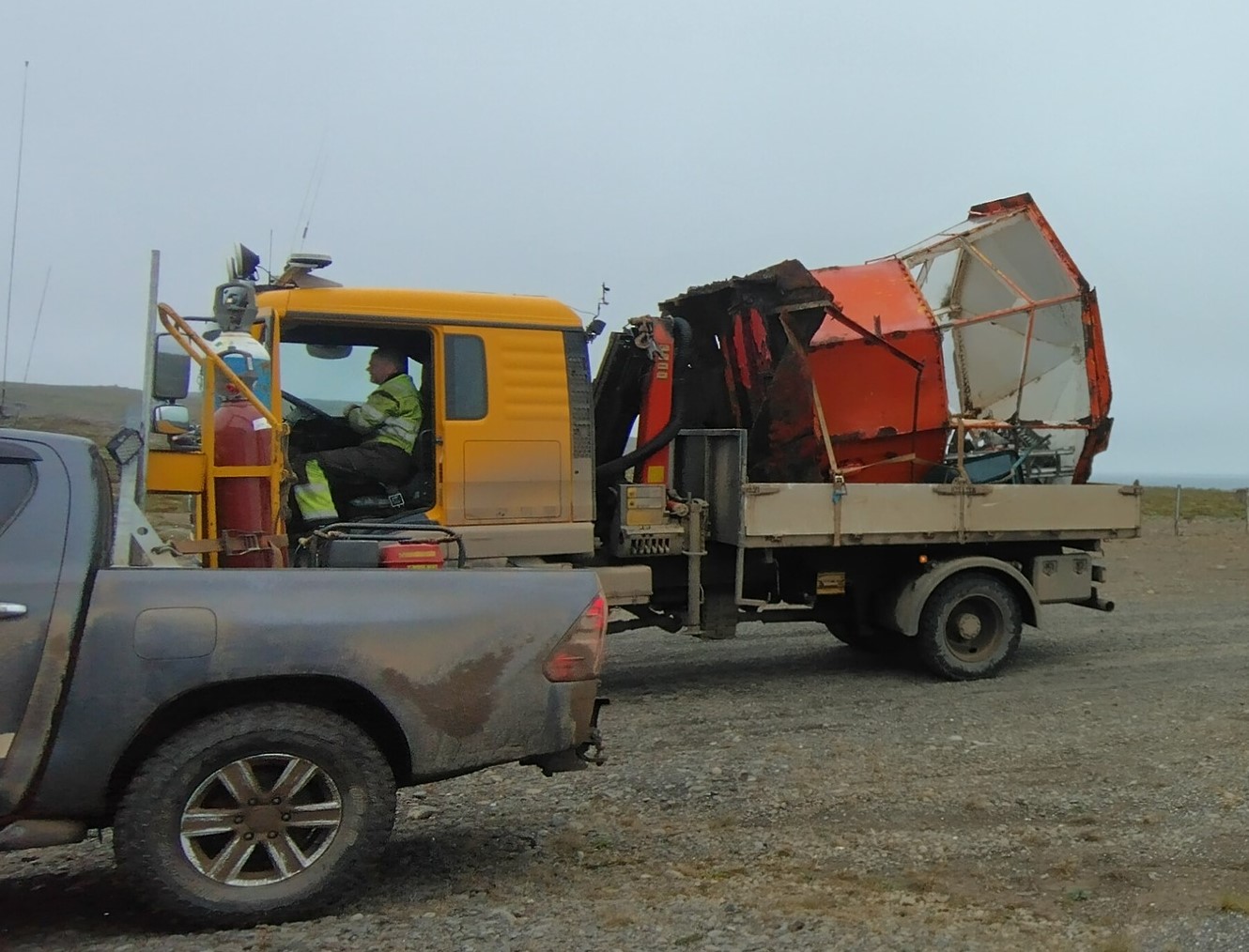 Starfsmenn á vegum Vegagerðarinnar bútuðu stálgrind vitans niður á dögunum til að hægt væri að fjarlægja brakið.