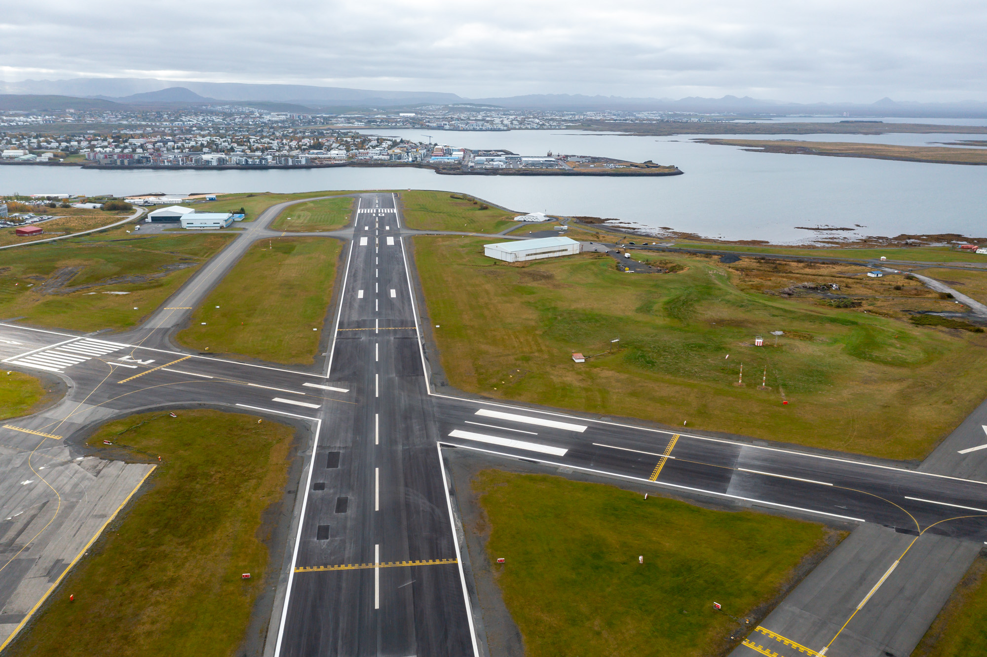 Vegagerðin hefur framlengt samningi við flugfélagið Mýflug um flug milli Reykjavíkur og Eyja um 2 viku. 