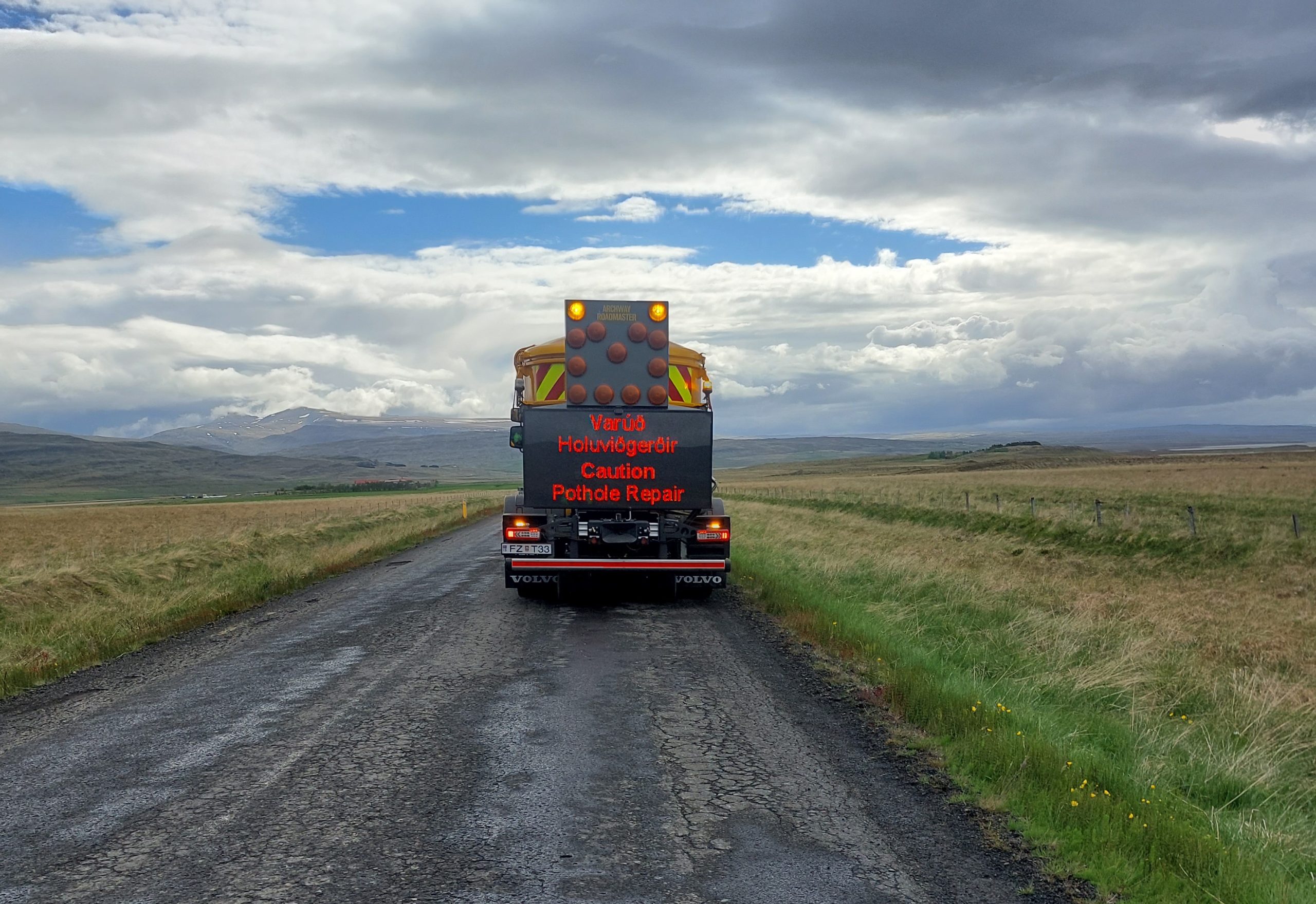 Á bakhlið bílsins er skjár sem getur sent skilaboð til vegfarenda.