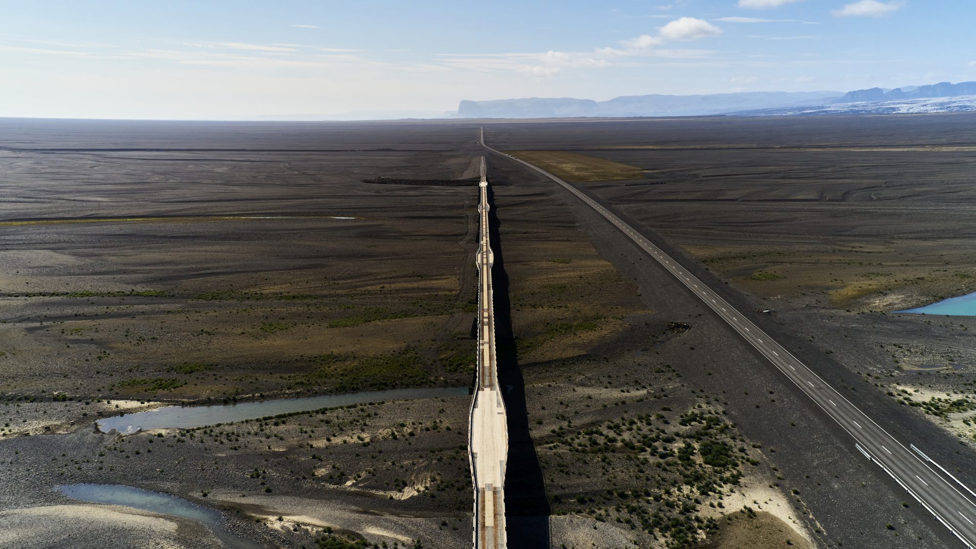Skeiðarárbrúin stendur nú á þurru og hefur lokið hlutverki sínu. Mynd: Bjarki Jóhannsson
